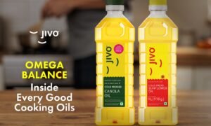 Even the best cooking oils in India, be it regular, cold-pressed, wooden-pressed, or kachi ghani oils, have a fatty acid composition that includes monounsaturated fats, polyunsaturated fats, and saturated fats. PUFAs contain essential omega-3 and omega-6 fatty acids, which the human body cannot produce on its own.